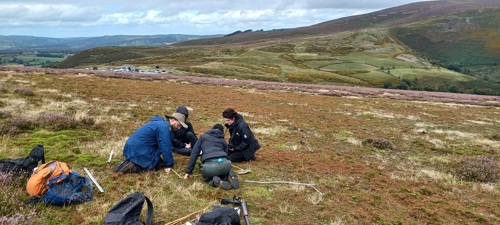 Swyddogion CNC yn arolygu Mynydd Llantysilio.